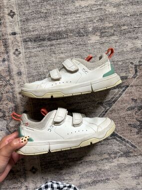 On cloud on running the Roger sneakers size 1.5 kids